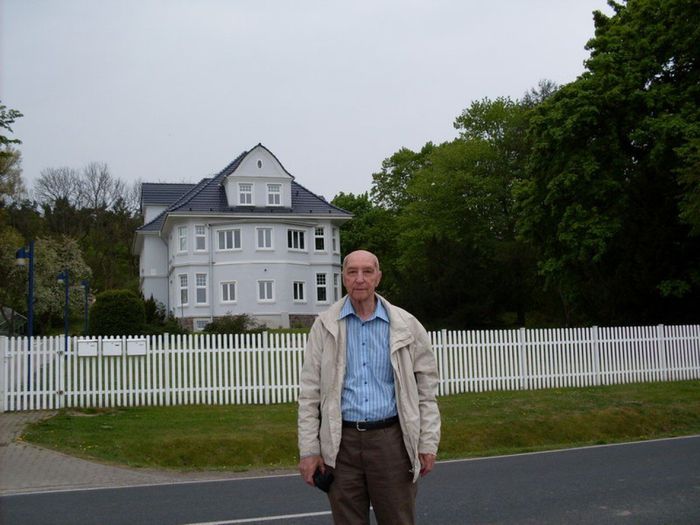 Фотография 3 мая 2009 года.Это дом хозяина кирпичного завода, в котором и размещался один из складов завода Хейнкеля и откуда я бежал